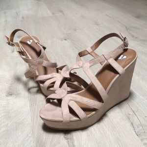 BP tan wedges